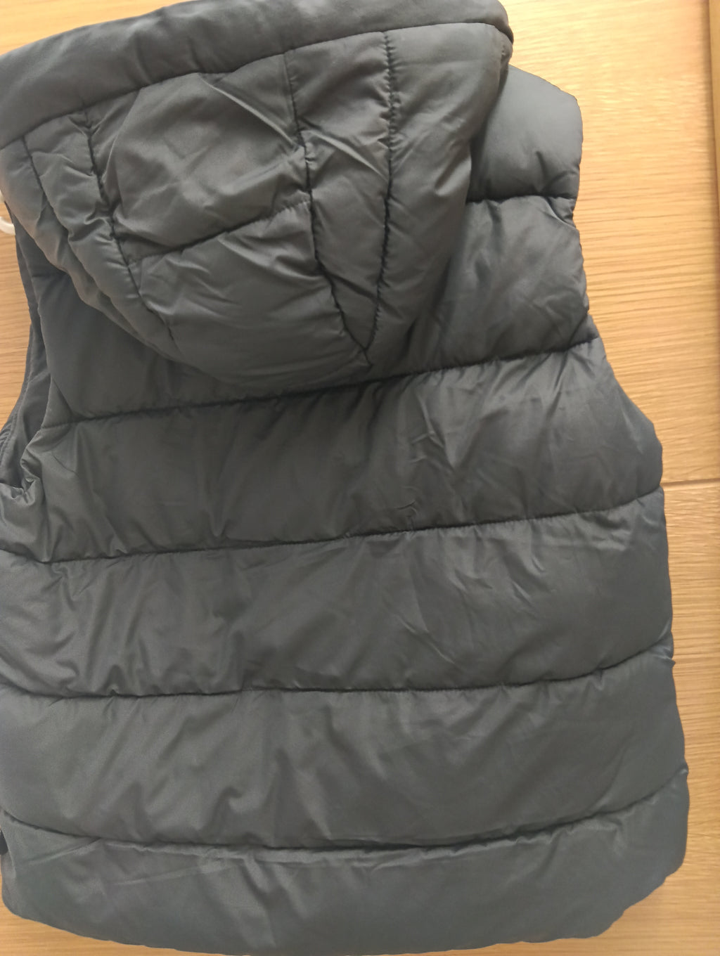Chaleco acolchado con capucha