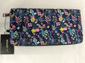 Monedero con tejido estampado floral,con fondo azul oscuro y motivos de flores y hojas de varios colores