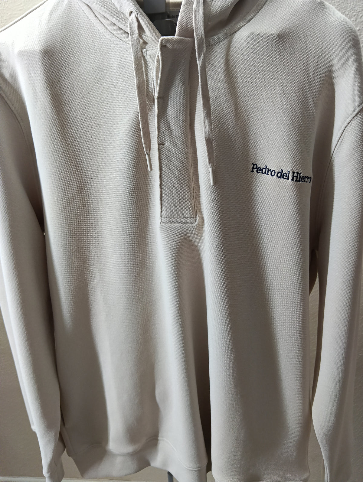 Jersey de hombre de Pedro del Hierro,de color beige/ tostado, con cuello tipo polo...
