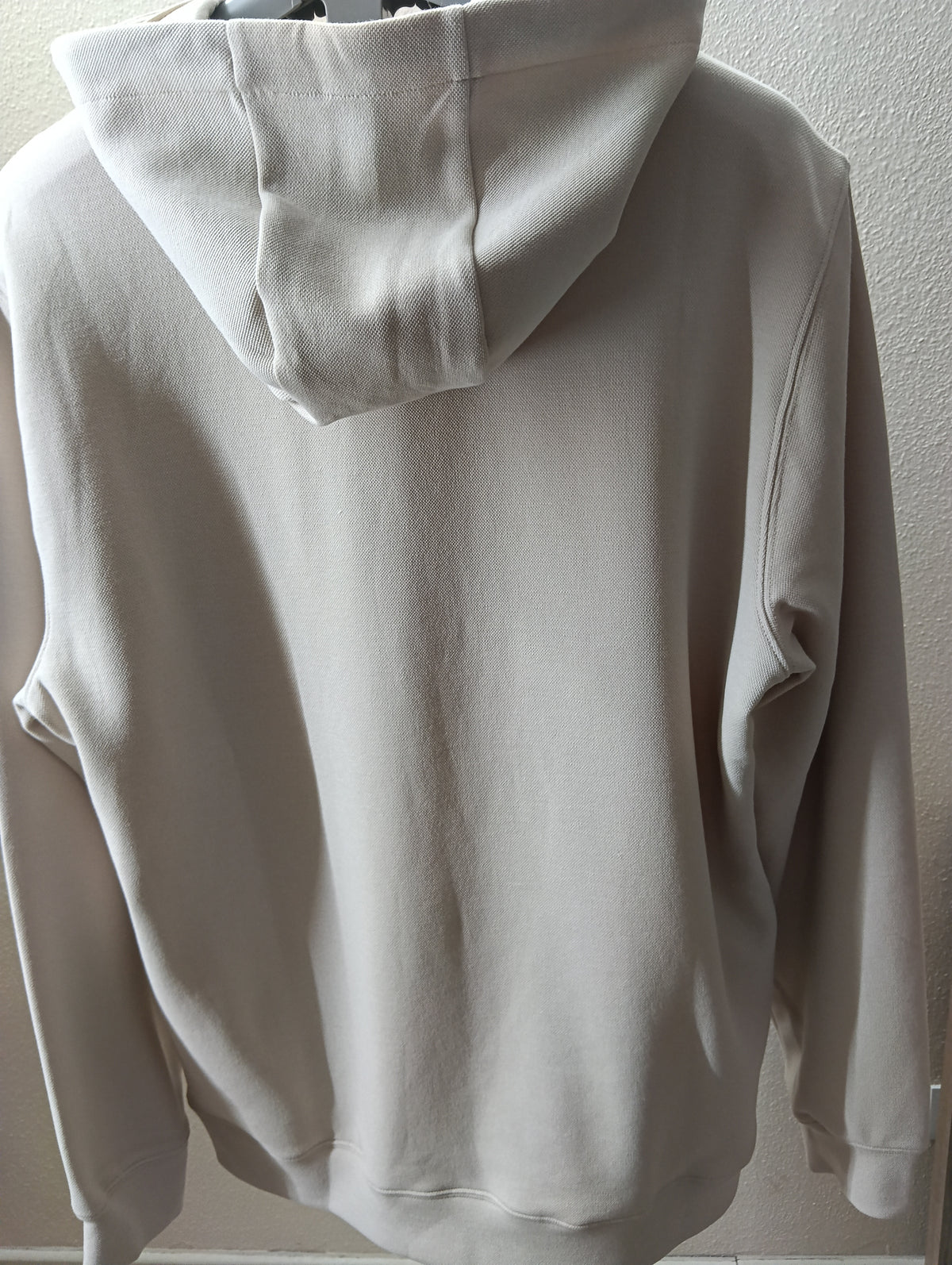 Jersey de hombre de Pedro del Hierro,de color beige/ tostado, con cuello tipo polo...