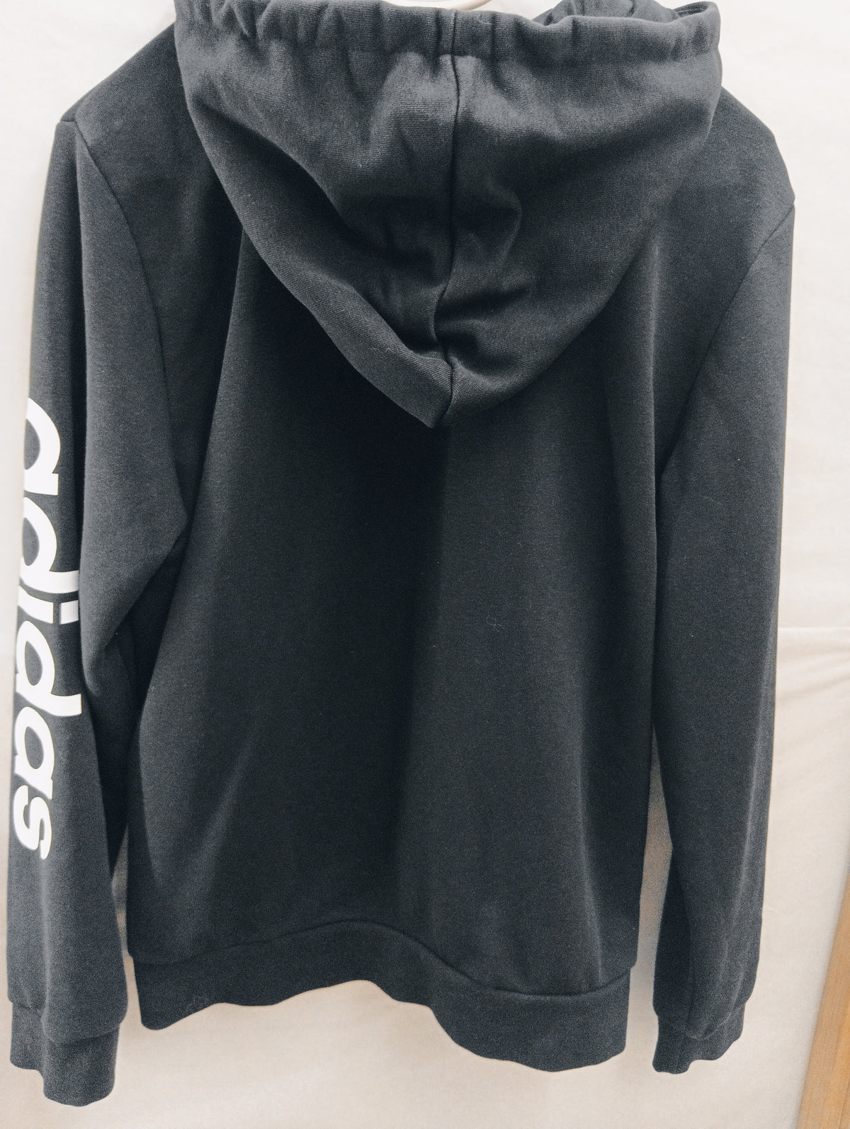 Chaqueta/sudadera Adidas negra con capucha y cremallera completa