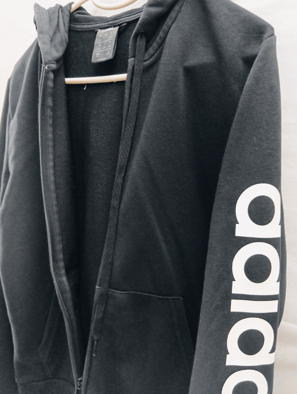 Chaqueta/sudadera Adidas negra con capucha y cremallera completa