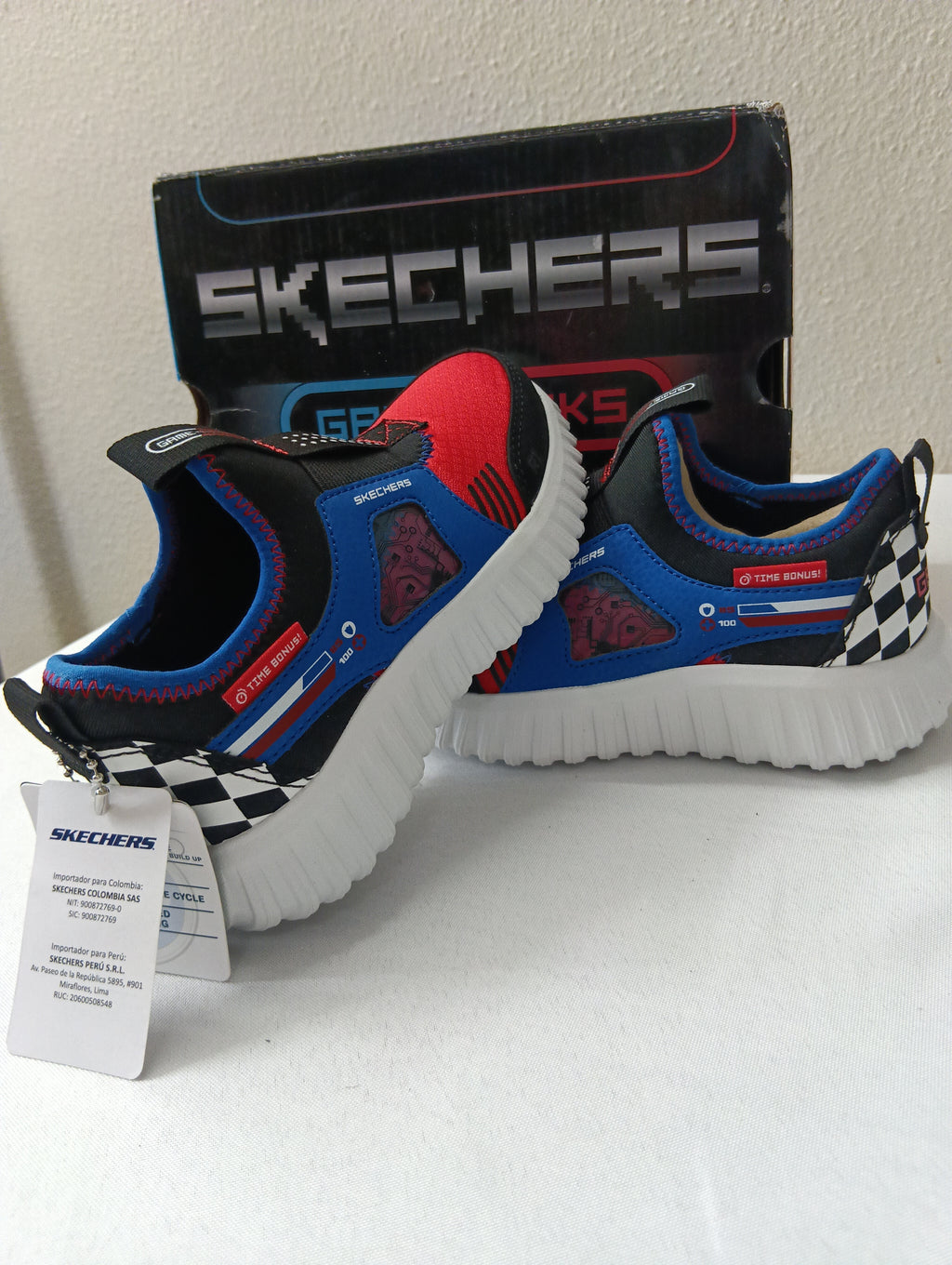 Zapatilla infantil Skechers negra,roja, azul y blanca,de estilo deportivo/gaming,con velcro y suela blanca gruesa